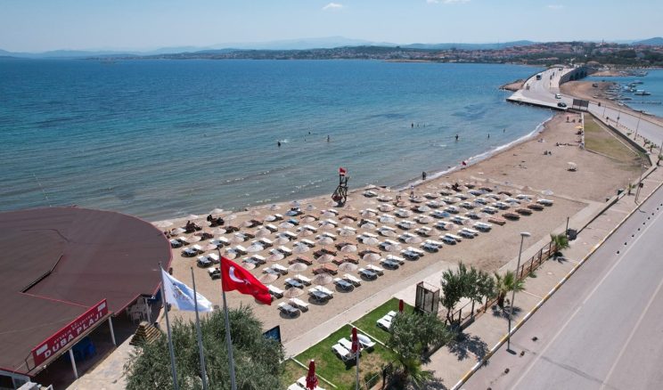 Ayvalık’ta Yaz Kitapla Güzel: “Kitap Plajda!” Projesi Belediye Plajlarında Başlıyor