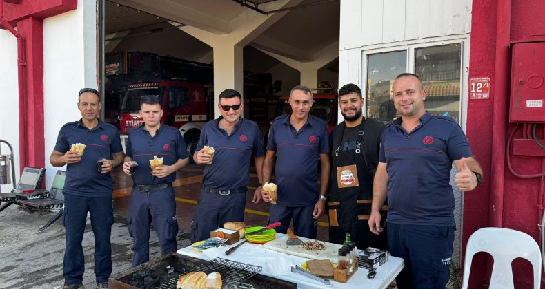 Ayvalık’ta itfaiye erlerine kokoreçli teşekkür