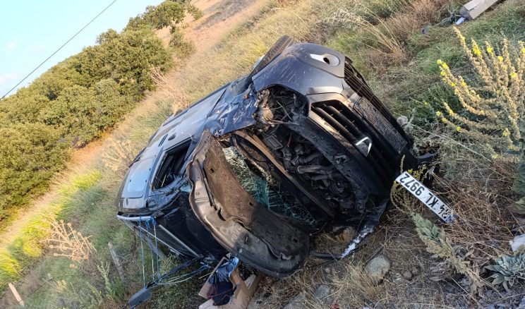 Havran’da devrilen otomobildedeki iki kişi yaralandı