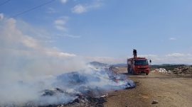 Edremit’te çöplük yangını itfaiye ekiplerince söndürüldü