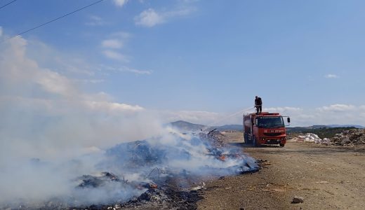 Edremit’te çöplük yangını itfaiye ekiplerince söndürüldü