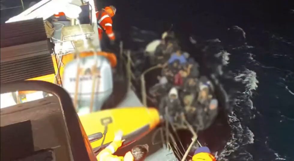 İzmir açıklarında batan bottaki kayıp göçmenin cesedi Ayvalık kıyısında bulundu