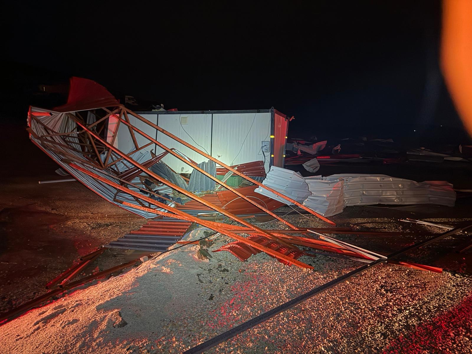 Balıkesir fırtınaya teslim oldu