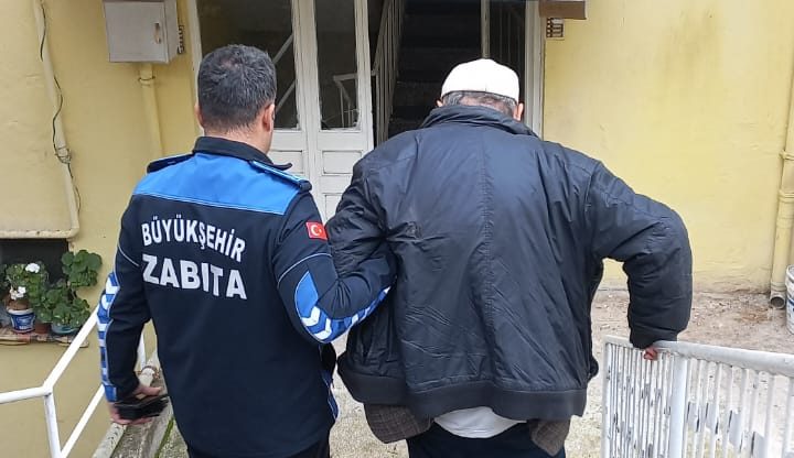 Büyükşehir Belediyesi, zorlu hava koşullarında da kimseyi yalnız bırakmıyor