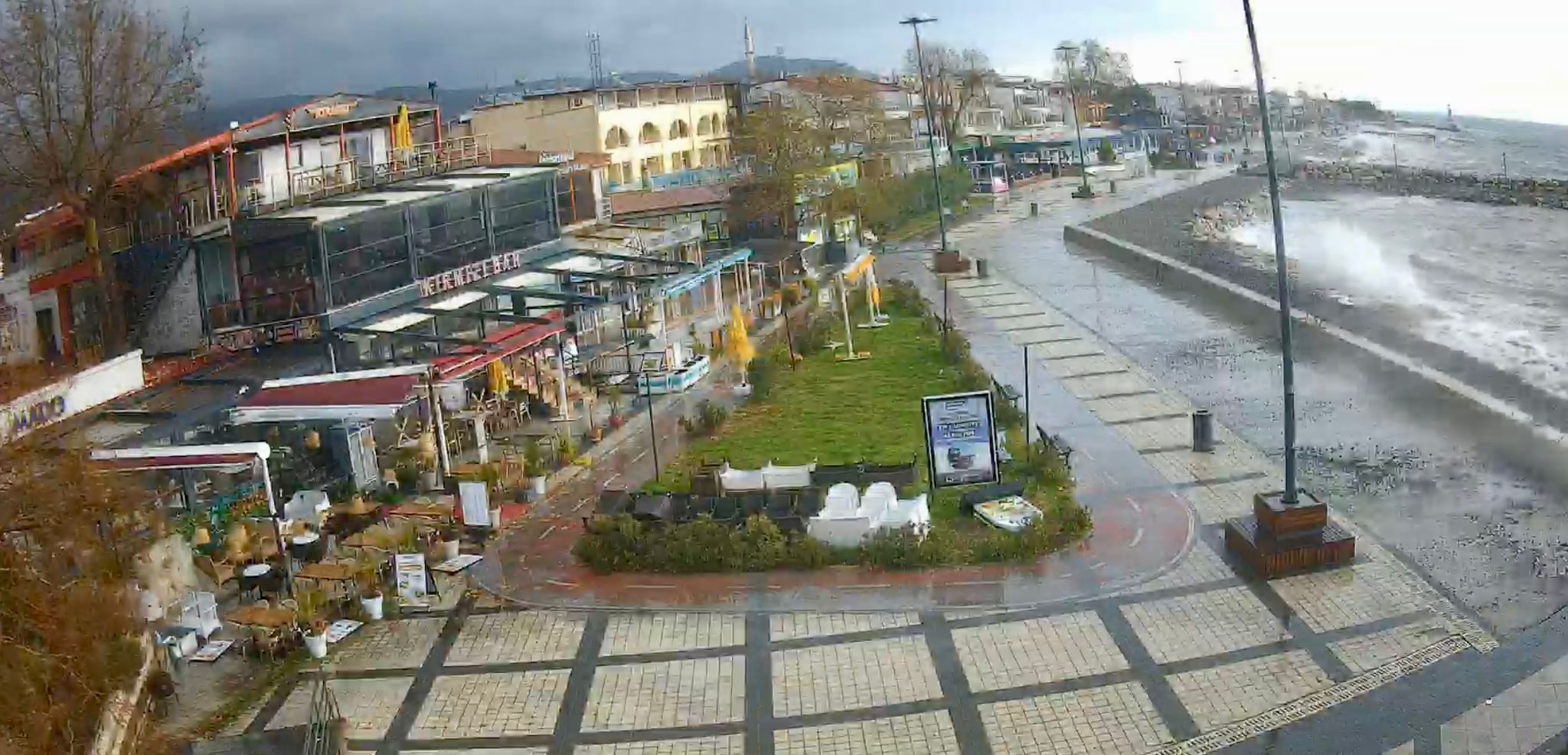 Dev dalgalar sahilleri vurdu