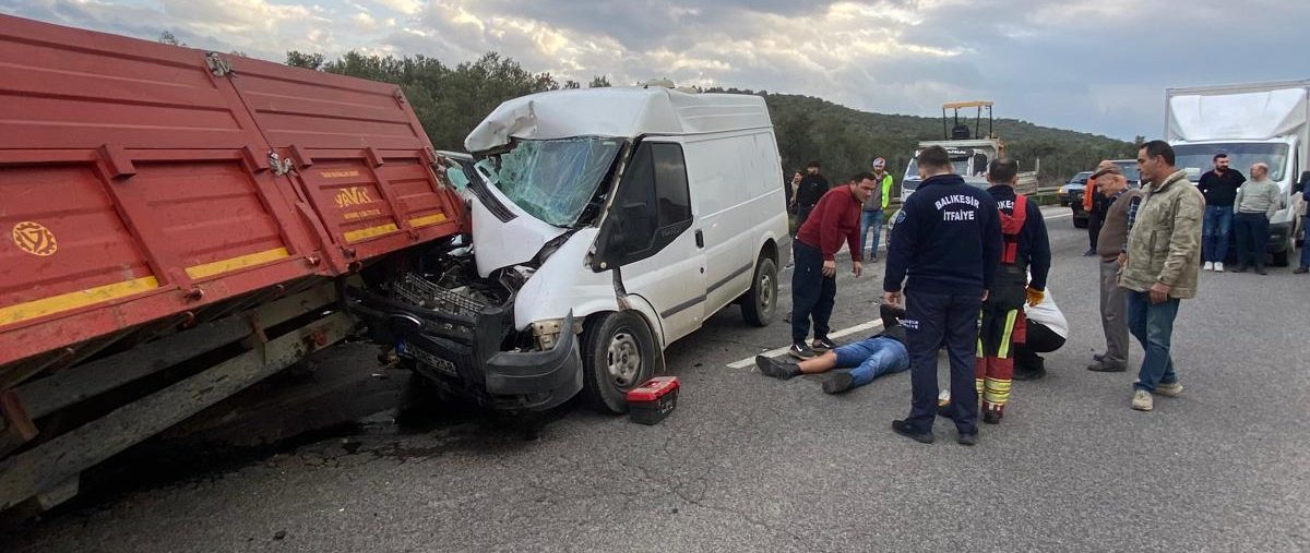 Gömeç’te minibüs ile traktör çarpıştı: 2 yaralı