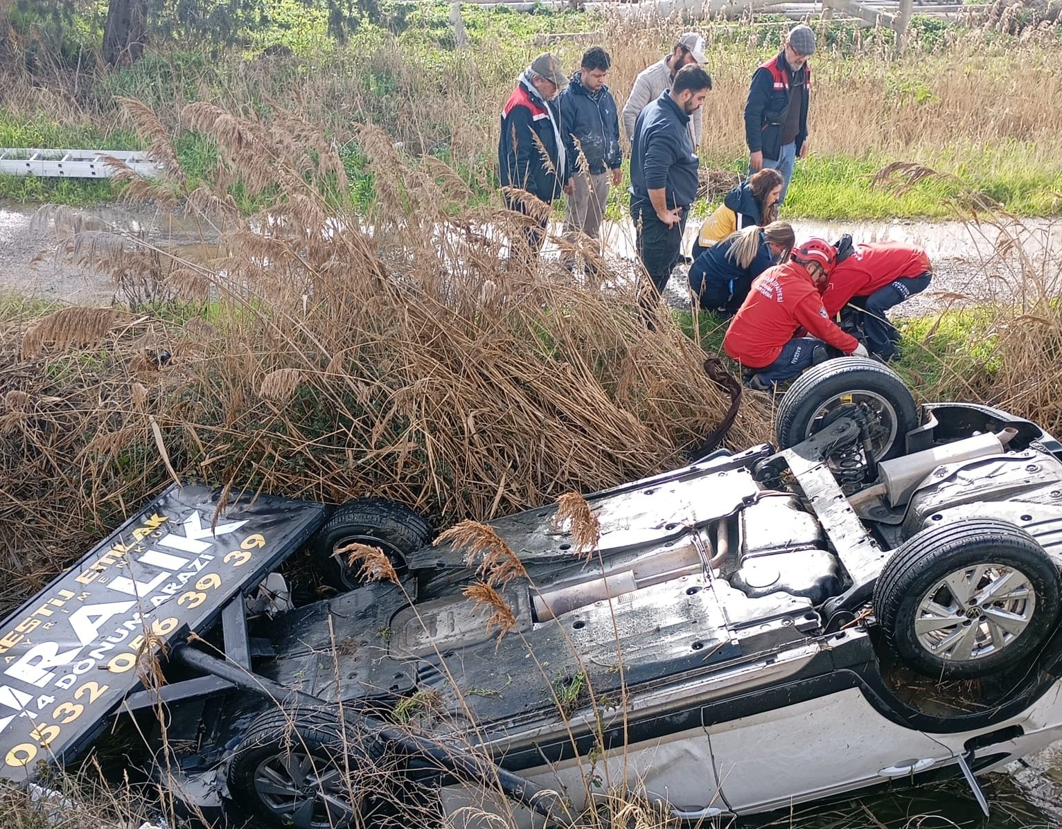 Burhaniye’de otomobil şarampole devrildi bir yaralı