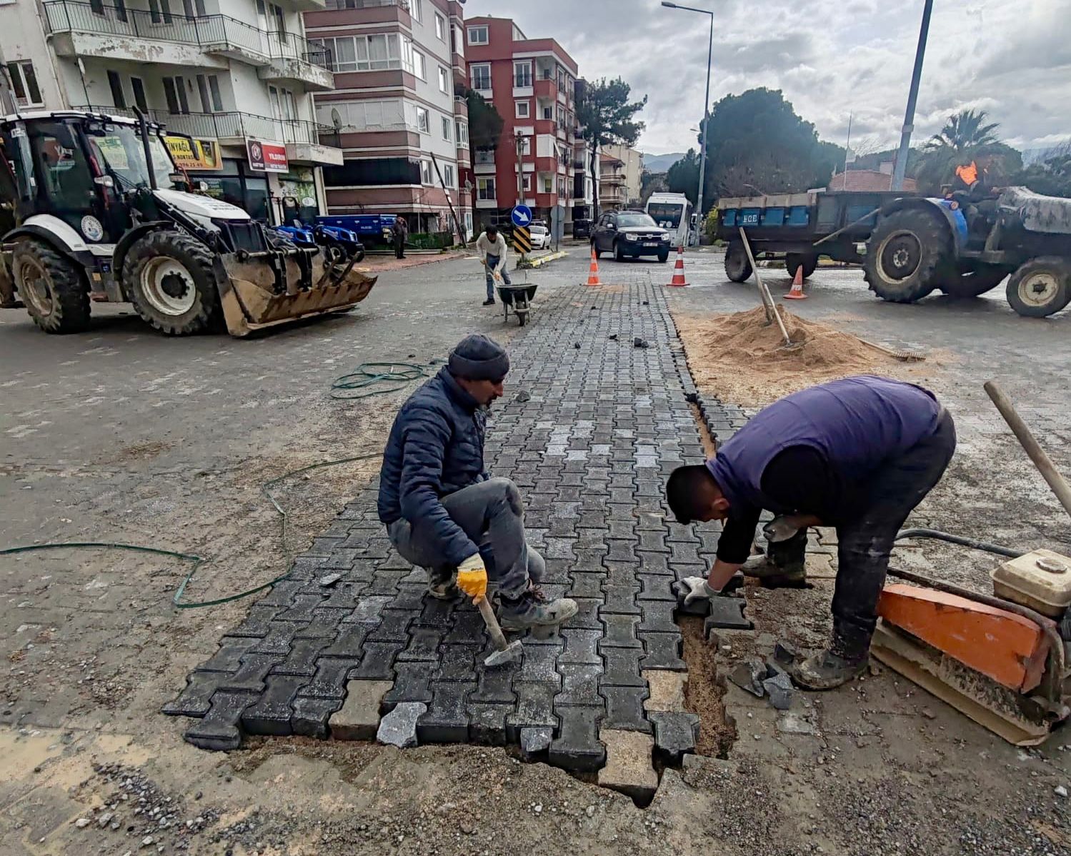 Burhaniye Belediyesi Fen İşleri Müdürlüğü çalışmalarını aralıksız sürdürüyor