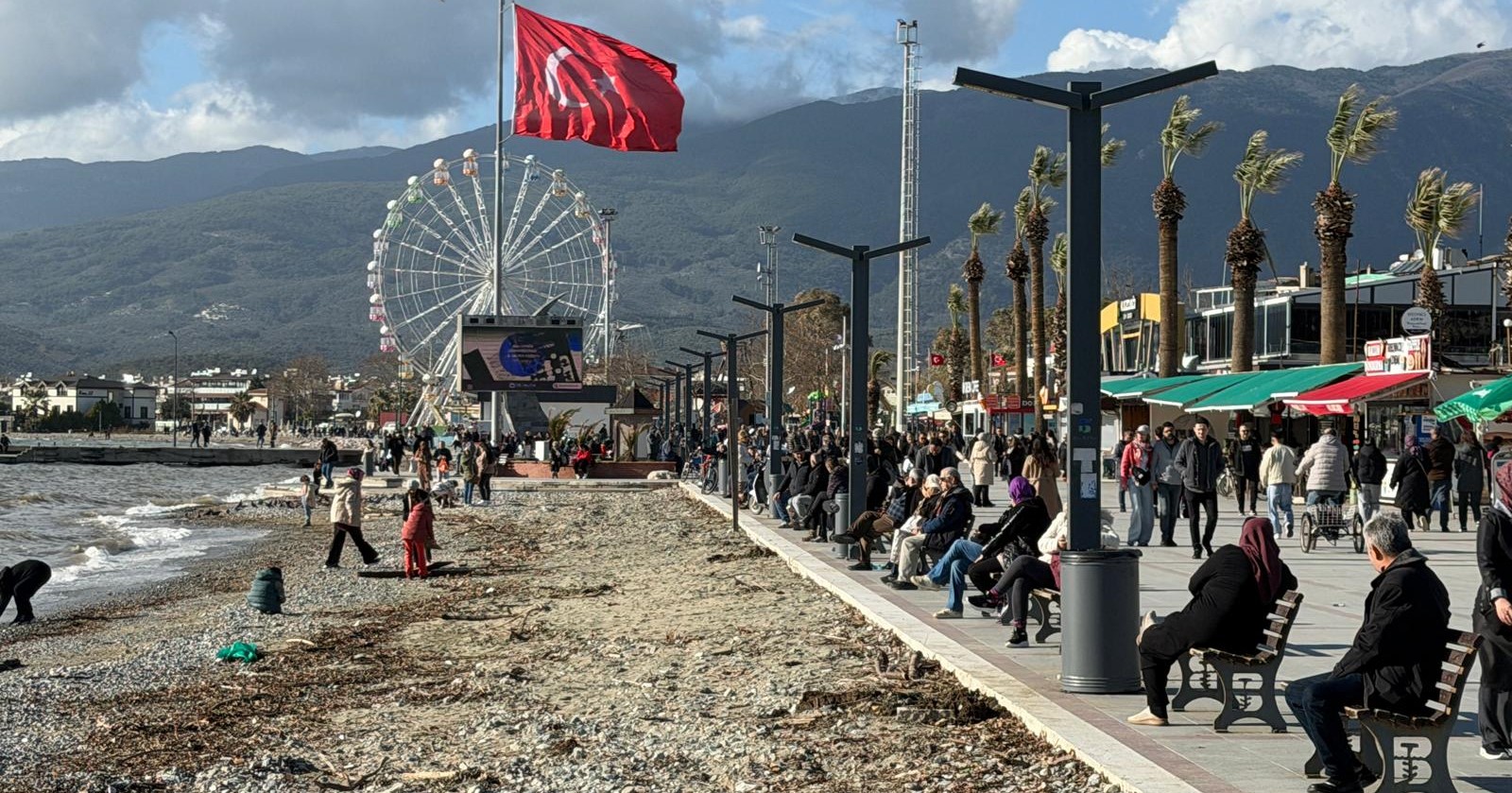 Edremit Körfezi’nde güneşli hava sahilleri hareketlendirdi