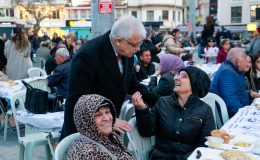 Kadir Gecesi iftarında 4 bini aşkın vatandaş aynı sofrada buluştu