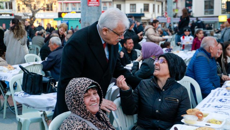 Kadir Gecesi iftarında 4 bini aşkın vatandaş aynı sofrada buluştu