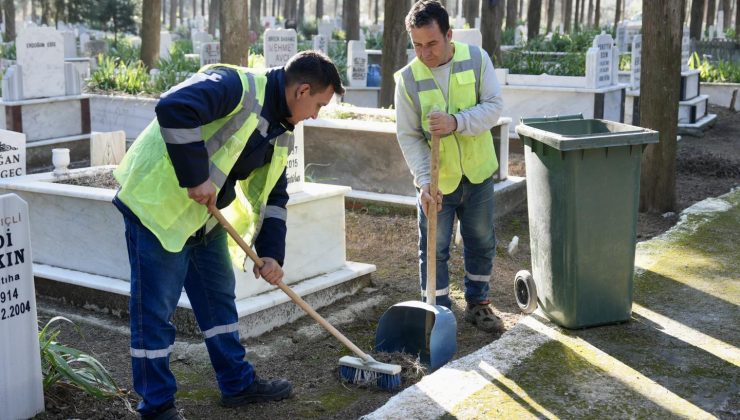 Burhaniye’de Ramazan Bayramı öncesi mezarlıklarda kapsamlı temizlik