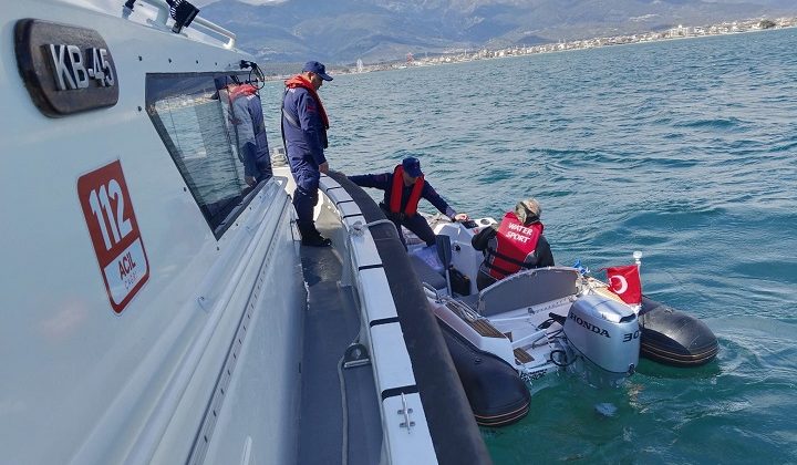 Akçay açıklarında mahsur kalan bir kişi Sahil Güvenlik tarafından kurtarıldı