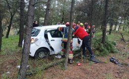 Tek taraflı kazada araçta sıkışan yolcu kurtarıldı