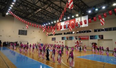 Edremit’te 23 Nisan coşkusu salonları sığmadı