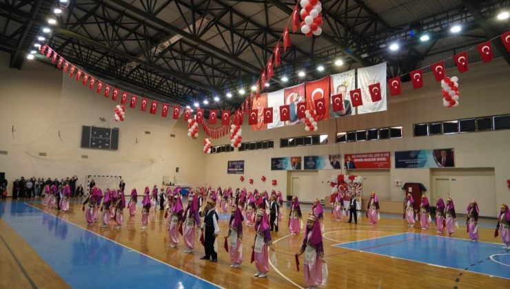 Edremit’te 23 Nisan coşkusu salonları sığmadı