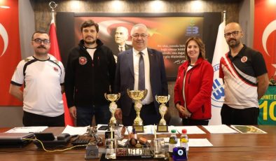 Edremit’in sultanları pistin tozunu attırdı: Halk oyunlarında kupa yağmuru