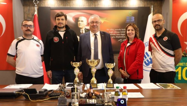 Edremit’in sultanları pistin tozunu attırdı: Halk oyunlarında kupa yağmuru