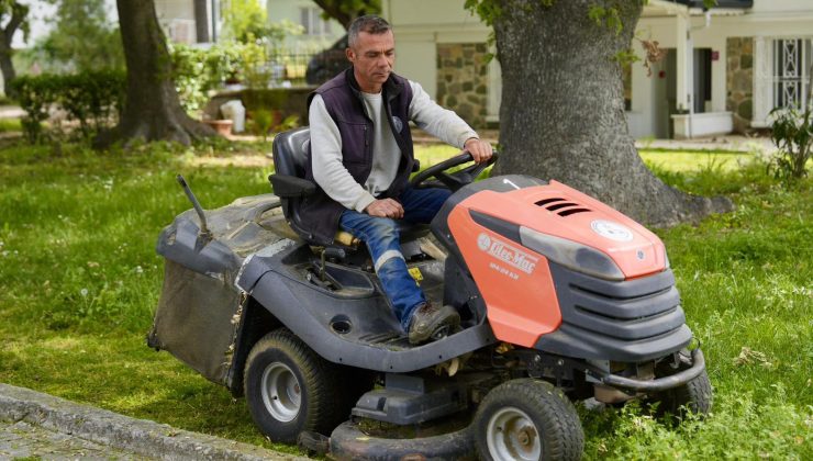Burhaniye yaz sezonuna hazırlanıyor: Park ve bahçelerde hummalı çalışma