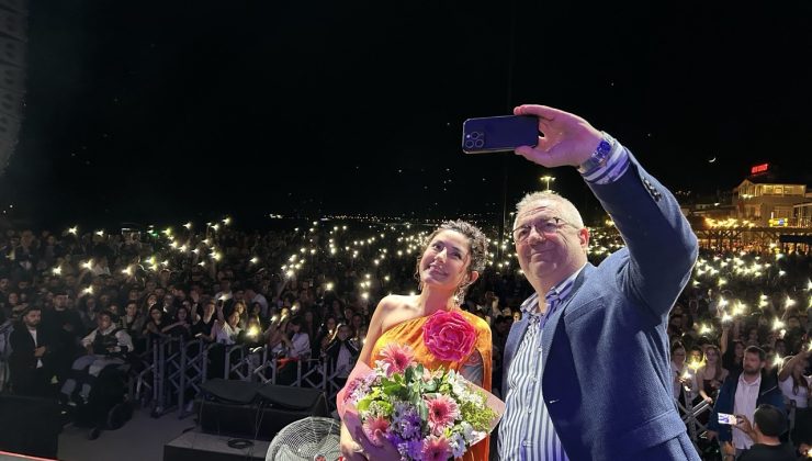 Edremit’te Fener Alayı ve Melek Mosso konseriyle bayram coşkusu