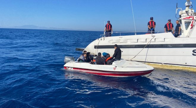 Dikili açıklarında motoru arızalanan teknedeki 6 düzensiz göçmen ve 5 çocuk kurtarıldı