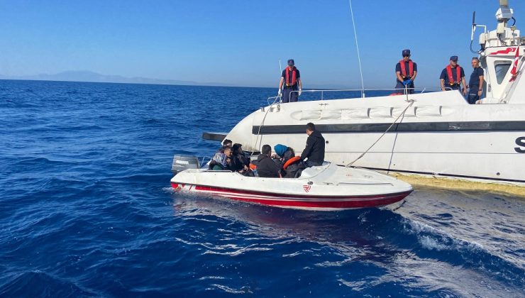 Dikili açıklarında motoru arızalanan teknedeki 6 düzensiz göçmen ve 5 çocuk kurtarıldı