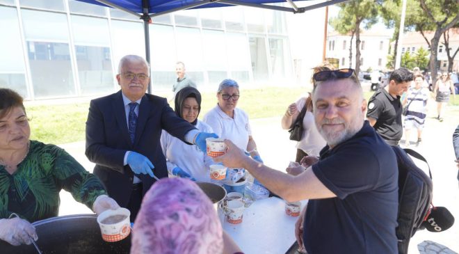 Burhaniye Belediyesi’nden geleneksel aşure hayrı