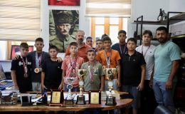 Gömeç Belediye Spor Güreş Takımı kupalarıyla döndü