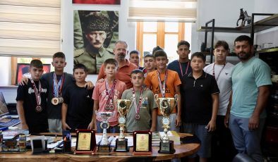 Gömeç Belediye Spor Güreş Takımı kupalarıyla döndü