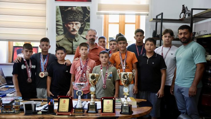 Gömeç Belediye Spor Güreş Takımı kupalarıyla döndü