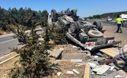 Gömeç’te takla atan kamyonet ters döndü