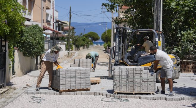 Burhaniye’de yol yapım, bakım ve onarım çalışmaları aralıksız devam ediyor
