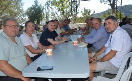 Edremit Kaymakamı Ahmet Odabaş’tan Doyran’daki aşure hayrına ziyaret