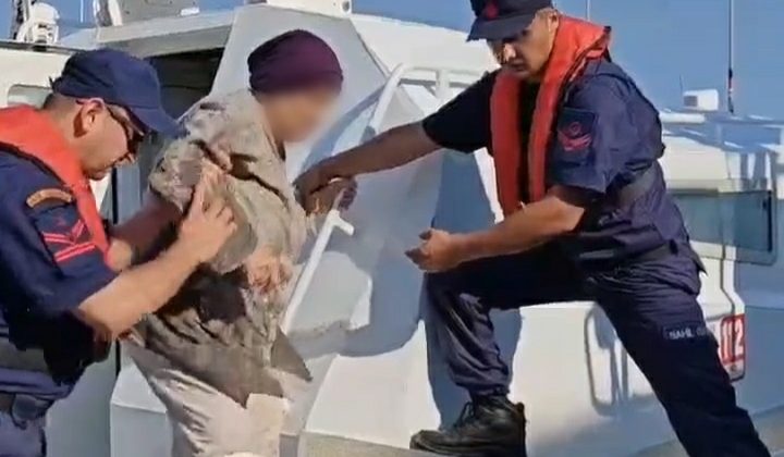 Ayvalık açıklarında rahatsızlanan yolcu tahliye edildi