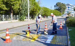 Burhaniye’de yol yapım, bakım ve onarım çalışmalarında yoğun mesai