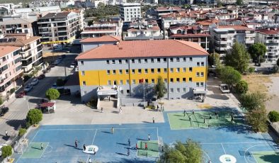 Akçay Şehit Halil Kantarcı Ortaokulu’na yeni görünüm