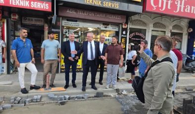 Başkan Mehmet Ertaş Cumhuriyet Meydanı’ndaki yol onarım çalışmalarını inceledi