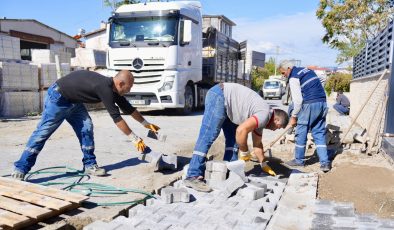 Burhaniye’de yol yapım ve bakım çalışmaları sürüyor