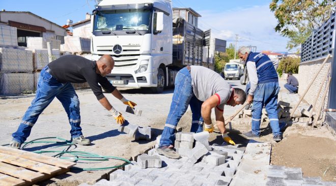Burhaniye’de yol yapım ve bakım çalışmaları sürüyor