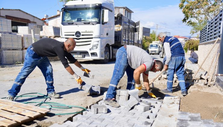 Burhaniye’de yol yapım ve bakım çalışmaları sürüyor
