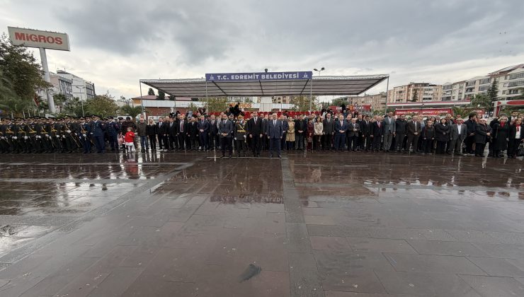 Edremit’te Cumhuriyet Bayramı kutlamaları çelenk sunma töreniyle başladı