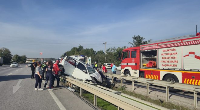 Araçta sıkışan yolcuyu itfaiye kurtardı