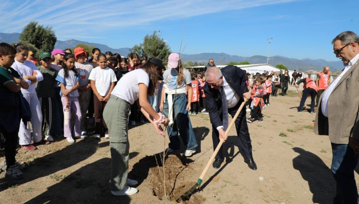Edremit’te öğrenciler fidanları toprakla buluşturdu
